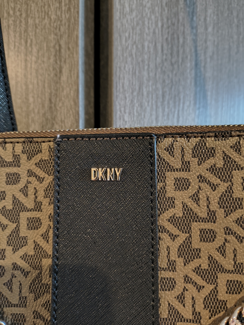DKNY Brown Black Logo Crossbody Bag With Gold Chain And Adjustable Strap - Picture 2 of 6